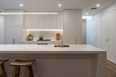 シドニーにあるトランジショナルスタイルのおしゃれなキッチンの写真