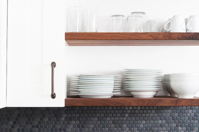 На фото: кухня в стиле модернизм с открытыми фасадами, серым фартуком и фартуком из плитки мозаики с