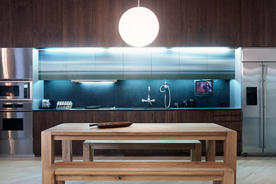 Пример оригинального дизайна: кухня в стиле модернизм с обеденным столом