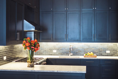 Esempio di una cucina design di medie dimensioni con lavello sottopiano, ante in stile shaker, ante blu, paraspruzzi multicolore, paraspruzzi con piastrelle a listelli, elettrodomestici in acciaio inossidabile, penisola e top in marmo