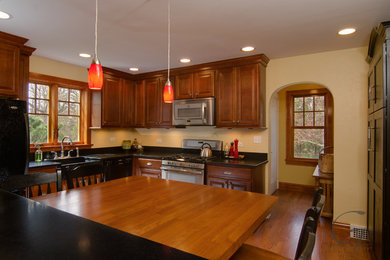 Пример оригинального дизайна: кухня в классическом стиле с с полувстраиваемой мойкой (с передним бортиком), фасадами с выступающей филенкой и гранитной столешницей