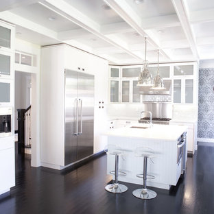 Esempio di una cucina chic di medie dimensioni con lavello stile country, ante di vetro, ante bianche, paraspruzzi bianco, paraspruzzi con piastrelle diamantate, elettrodomestici in acciaio inossidabile, parquet scuro, isola e pavimento marrone