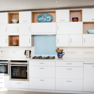 Immagine di una piccola cucina moderna con ante lisce, ante bianche e top in granito