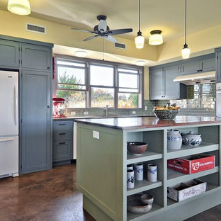 Ispirazione per una cucina rustica con elettrodomestici bianchi, ante in stile shaker, ante blu, paraspruzzi blu e paraspruzzi con piastrelle diamantate