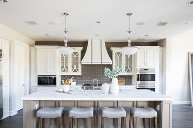 フェニックスにあるトラディショナルスタイルのおしゃれなキッチン (インセット扉のキャビネット、白いキャビネット、グレーのキッチンパネル、シルバーの調理設備、濃色無垢フローリング、茶色い床) の写真