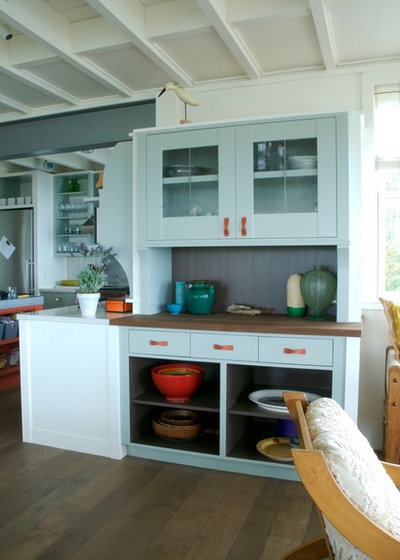 Beach Style Kitchen by S+H Construction