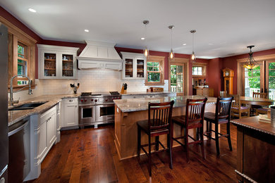 Example of a classic kitchen design in Vancouver