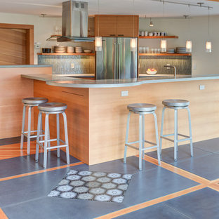 Esempio di una cucina costiera di medie dimensioni con ante in legno chiaro, top in zinco, paraspruzzi con piastrelle di vetro, elettrodomestici in acciaio inossidabile, pavimento in cemento, pavimento multicolore, top grigio, nessun'anta e paraspruzzi multicolore