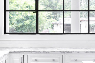 Exempel på ett stort klassiskt vit vitt kök, med en rustik diskho, luckor med upphöjd panel, vita skåp, marmorbänkskiva, vitt stänkskydd, stänkskydd i tegel, rostfria vitvaror, mellanmörkt trägolv, en köksö och brunt golv