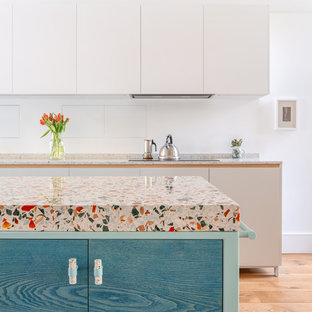 Moderne Wohnküche mit Arbeitsplatte aus Terrazzo, braunem Holzboden, Kücheninsel, braunem Boden und bunter Arbeitsplatte in London
