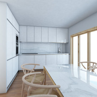 Diseño de cocina comedor en L, minimalista, con armarios con paneles lisos, puertas de armario blancas, suelo de madera en tonos medios, suelo marrón y encimeras blancas