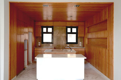 Ispirazione per una cucina moderna di medie dimensioni con lavello a vasca singola, ante lisce, ante in legno scuro, top in marmo, paraspruzzi beige, paraspruzzi in marmo, pavimento in marmo, 2 o più isole e pavimento bianco