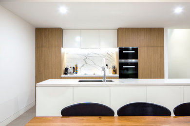 Mittelgroße Moderne Küche mit Unterbauwaschbecken, Quarzwerkstein-Arbeitsplatte, Küchenrückwand in Weiß, Rückwand aus Stein, Küchengeräten aus Edelstahl, Terrakottaboden und Kücheninsel in Melbourne