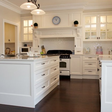 Traditional Kitchen with chimney hood