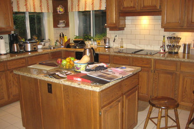 Kitchen - modern kitchen idea in Vancouver