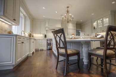 Example of a classic kitchen design in Portland