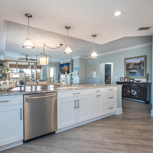 75+ Küchen mit Kalk-Rückwand und brauner Arbeitsplatte Ideen & Bilder