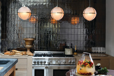 Foto de cocina clásica renovada con salpicadero negro, salpicadero de azulejos tipo metro y electrodomésticos de acero inoxidable