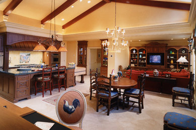 クリーブランドにある広いトラディショナルスタイルのおしゃれなキッチン (中間色木目調キャビネット、御影石カウンター、黄色いキッチンパネル、シルバーの調理設備、トラバーチンの床) の写真