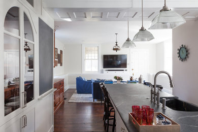フィラデルフィアにある高級な広いトランジショナルスタイルのおしゃれなキッチン (一体型シンク、落し込みパネル扉のキャビネット、白いキャビネット、ソープストーンカウンター、シルバーの調理設備、濃色無垢フローリング、茶色い床) の写真