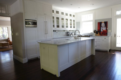 Diseño de cocina actual con fregadero sobremueble, puertas de armario blancas y encimera de mármol