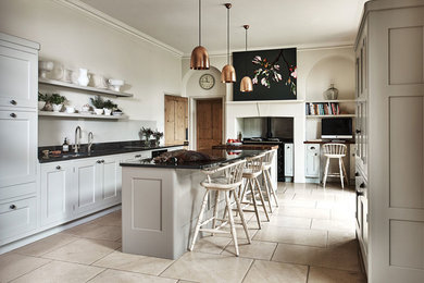 Inspiration för ett lantligt kök, med luckor med infälld panel, granitbänkskiva och en köksö