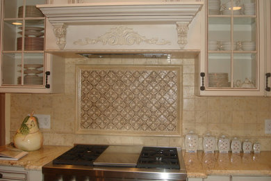 Kitchen - traditional kitchen idea in New York