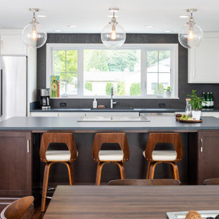 Immagine di una cucina tradizionale con lavello sottopiano, ante bianche, top in saponaria, paraspruzzi nero, paraspruzzi con piastrelle a mosaico, elettrodomestici in acciaio inossidabile, top nero, ante in stile shaker, parquet scuro e pavimento marrone