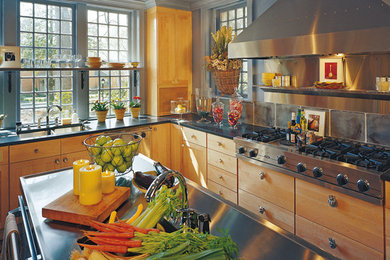 Exempel på ett modernt l-kök, med en dubbel diskho, släta luckor, skåp i ljust trä, bänkskiva i koppar, grått stänkskydd, stänkskydd i porslinskakel, rostfria vitvaror och en köksö