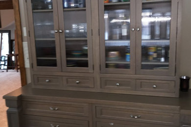 Immagine di una grande cucina moderna con lavello sottopiano, ante con riquadro incassato, ante in legno scuro, top in quarzite, paraspruzzi marrone, paraspruzzi con piastrelle in ceramica e elettrodomestici in acciaio inossidabile