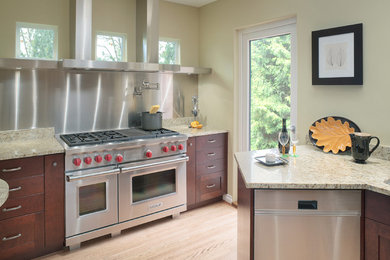 Imagen de cocina actual con encimera de granito y electrodomésticos de acero inoxidable
