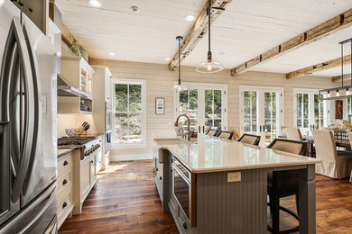 Idéer för ett stort maritimt linjärt kök med öppen planlösning, med en rustik diskho, luckor med infälld panel, vita skåp, marmorbänkskiva, grått stänkskydd, stänkskydd i mosaik, rostfria vitvaror, mörkt trägolv, en köksö och brunt golv