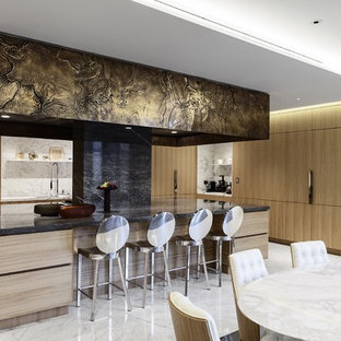 Ejemplo de cocina comedor contemporánea con fregadero bajoencimera, armarios con paneles lisos, puertas de armario de madera clara, salpicadero blanco, una isla, suelo blanco, encimeras negras, salpicadero de losas de piedra y suelo de mármol