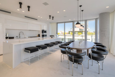 Eat-in kitchen - modern eat-in kitchen idea in Miami