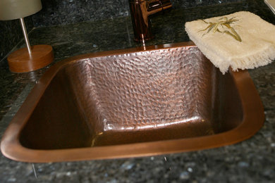 Foto de cocina clásica de tamaño medio con fregadero bajoencimera