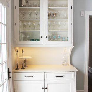 Esempio di un'ampia cucina stile shabby con lavello sottopiano, ante lisce, ante beige, top in quarzo composito, paraspruzzi beige, paraspruzzi con piastrelle diamantate, elettrodomestici da incasso, pavimento in legno massello medio e isola