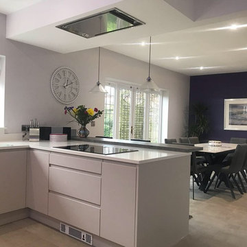 Open kitchen diner and family area in a matt cashmere handleless finish