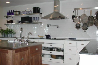 サクラメントにあるコンテンポラリースタイルのおしゃれなキッチンの写真