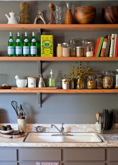 トランジショナル キッチン Open kitchen shelves