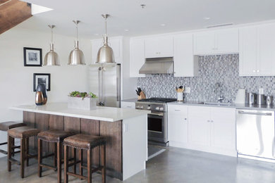 Foto de cocina comedor moderna de tamaño medio con una isla