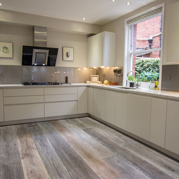 Open plan kitchen in Oxfordshire by Liquid Space Design & Leon oc Ltd