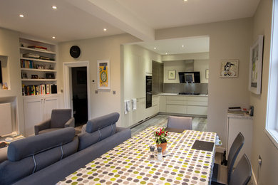 Open plan kitchen in Oxfordshire by Liquid Space Design Ltd