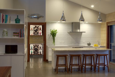アデレードにある高級な広いモダンスタイルのおしゃれなキッチン (アンダーカウンターシンク、フラットパネル扉のキャビネット、白いキャビネット、クオーツストーンカウンター、白いキッチンパネル、セラミックタイルのキッチンパネル、シルバーの調理設備、セラミックタイルの床) の写真