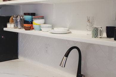 Foto de cocina minimalista pequeña con despensa, armarios estilo shaker, puertas de armario blancas, encimera de cuarzo compacto, salpicadero blanco, salpicadero de azulejos tipo metro y encimeras blancas