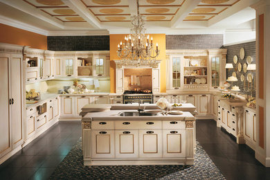 Diseño de cocinas en U clásico abierto con armarios estilo shaker, puertas de armario blancas y península
