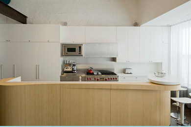 ニューヨークにあるラグジュアリーな広いコンテンポラリースタイルのおしゃれなキッチン (フラットパネル扉のキャビネット、白いキャビネット、人工大理石カウンター、白いキッチンパネル、シルバーの調理設備、濃色無垢フローリング、モザイクタイルのキッチンパネル) の写真