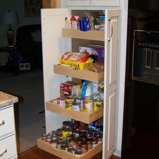 Ispirazione per una cucina ad U chic chiusa e di medie dimensioni con lavello sottopiano, ante con bugna sagomata, ante bianche, top in vetro, paraspruzzi beige, paraspruzzi con piastrelle diamantate, elettrodomestici neri, parquet chiaro e penisola