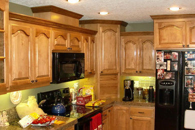 Example of a classic kitchen design in Portland