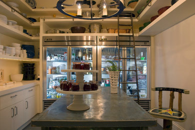 ポートランドにあるトラディショナルスタイルのおしゃれなキッチン (オープンシェルフ、白いキャビネット、シルバーの調理設備) の写真