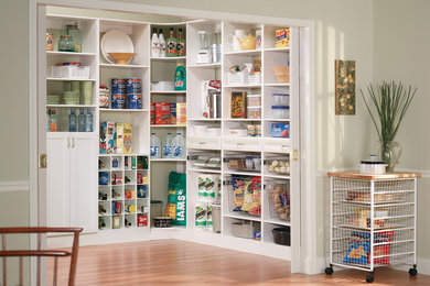 Inspiration for a medium sized l-shaped kitchen pantry in Birmingham.